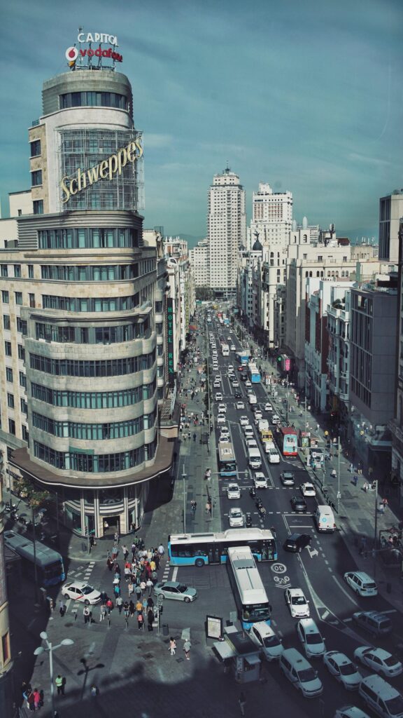 La Gran Vía, conocida como la "Broadway madrileña", considerada la avenida más transitada y emblemática de Madrid.